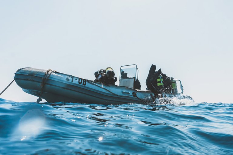 ¿Por Qué Los Buzos de Scuba Se Zambullen Hacia Atrás?