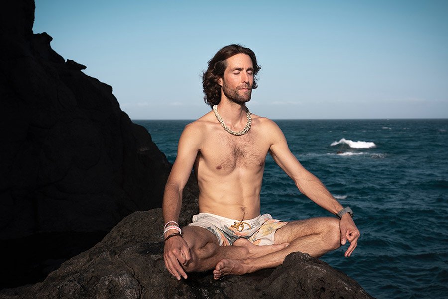 Homme pratiquant des exercices de respiration