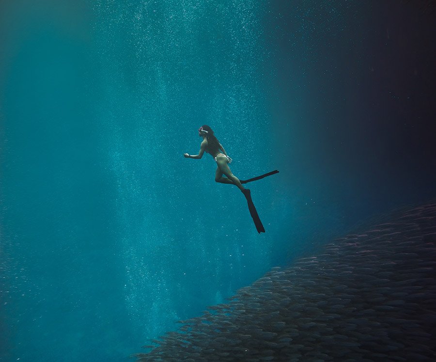 Femme en apnée dans l'océan