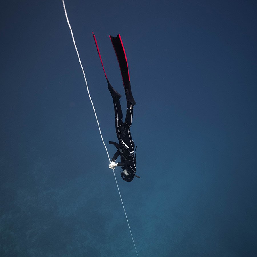 buceador libre con traje de neopreno y aletas