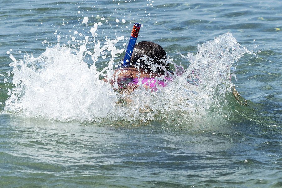 Persona nadando con un snorkel