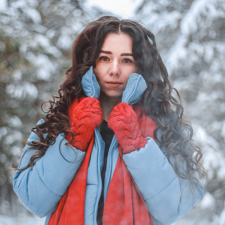 Woman with a blue snow jacket